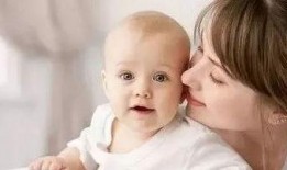 女人给孩子喂母乳视频,温馨瞬间见证母乳喂养的伟大