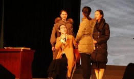 礼仪情景剧表演视频,笑谈间展现