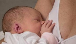 女人给孩子喂母乳视频,温馨瞬间见证母乳喂养的伟大