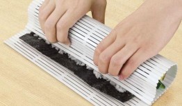 做寿司卷帘怎么卷视频,轻松学会完美卷寿司技巧