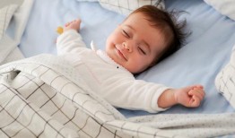 女人给孩子喂母乳视频,温馨瞬间见证母乳喂养的伟大