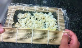 做寿司卷帘怎么卷视频,轻松学会完美卷寿司技巧